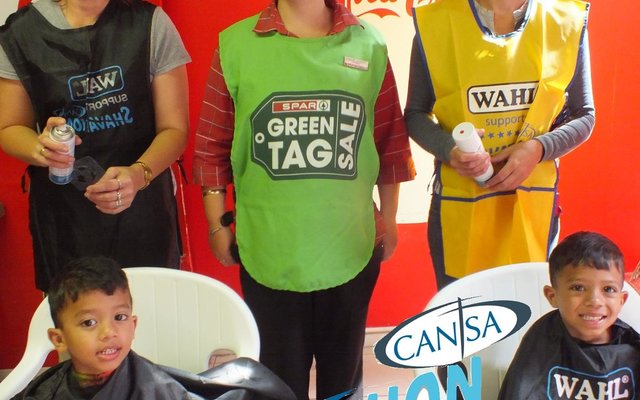 Agter vlnr is Ina Pieterse, Esmarie Joubert van Gansbaai Superspar (hare gekleur) en Dedré Burger saam met die tweeling, Hanief en Dheeshaan Jackson wat hul hare laat kleur het